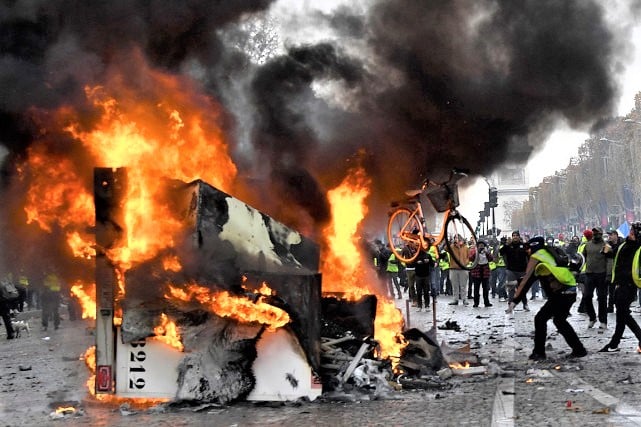 le-mouvement-des-gilets-jaunes-velo-lance-sur-force-de-lordre le mouvement des gilets jaunes est-il compatible avec le cyclisme ?